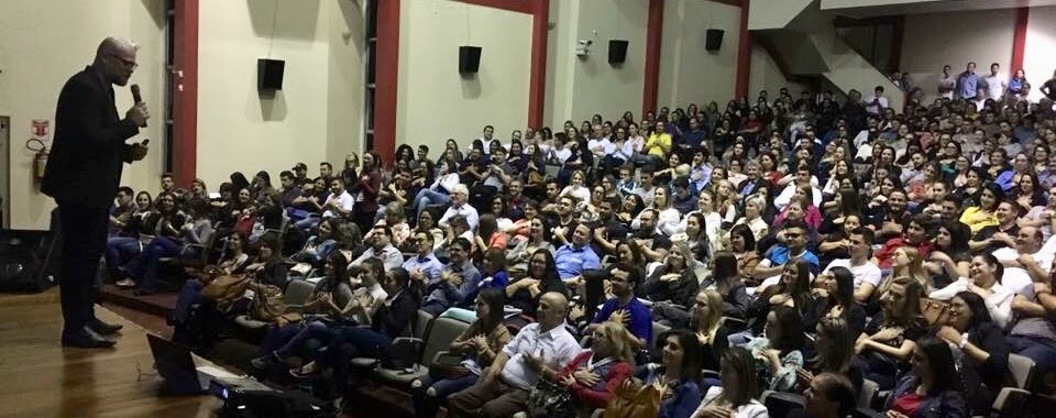 Jader Denicol palestrando para grande público